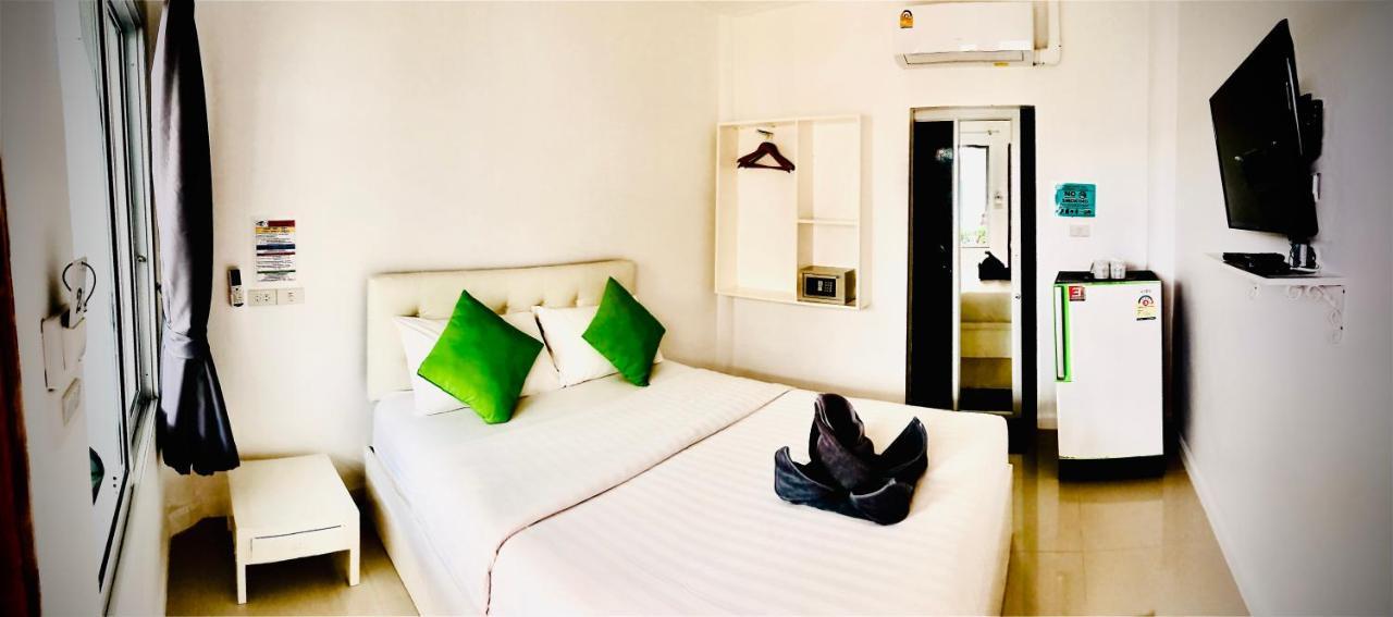 Koh Larn White House Hotel Bagian luar foto
