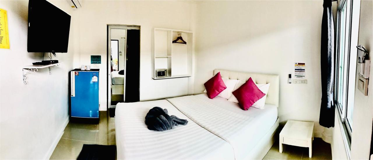Koh Larn White House Hotel Bagian luar foto